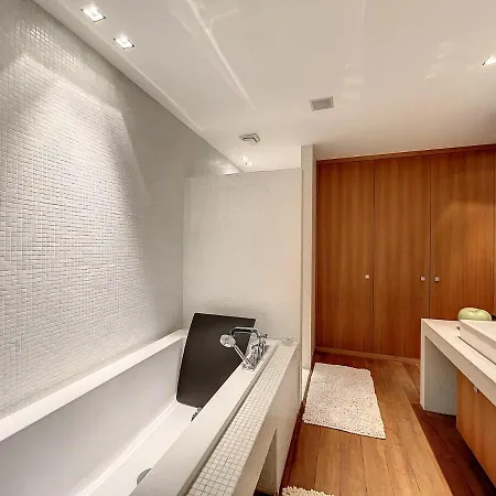 Long With Sauna And Garage Apartment *
